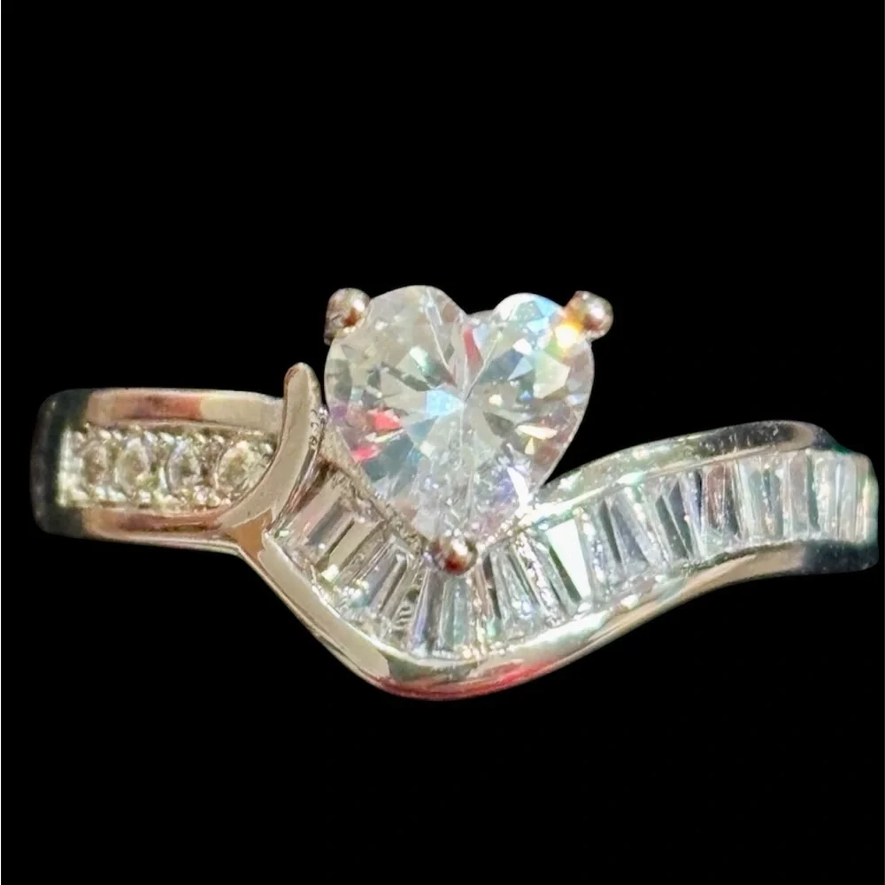 💥2/$24 or 3/$30💥 Crystal heart ring with inlaid baguettes . Sz 7. NWT